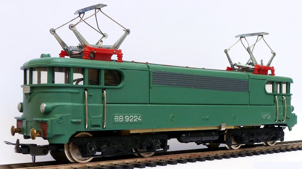Respingenti neri per locomotori e vagoni Lima in scala O